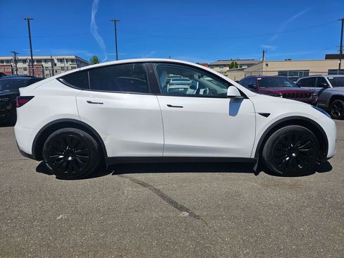 Used 2024 Tesla Model Y Long Range AWD/4WD image 9
