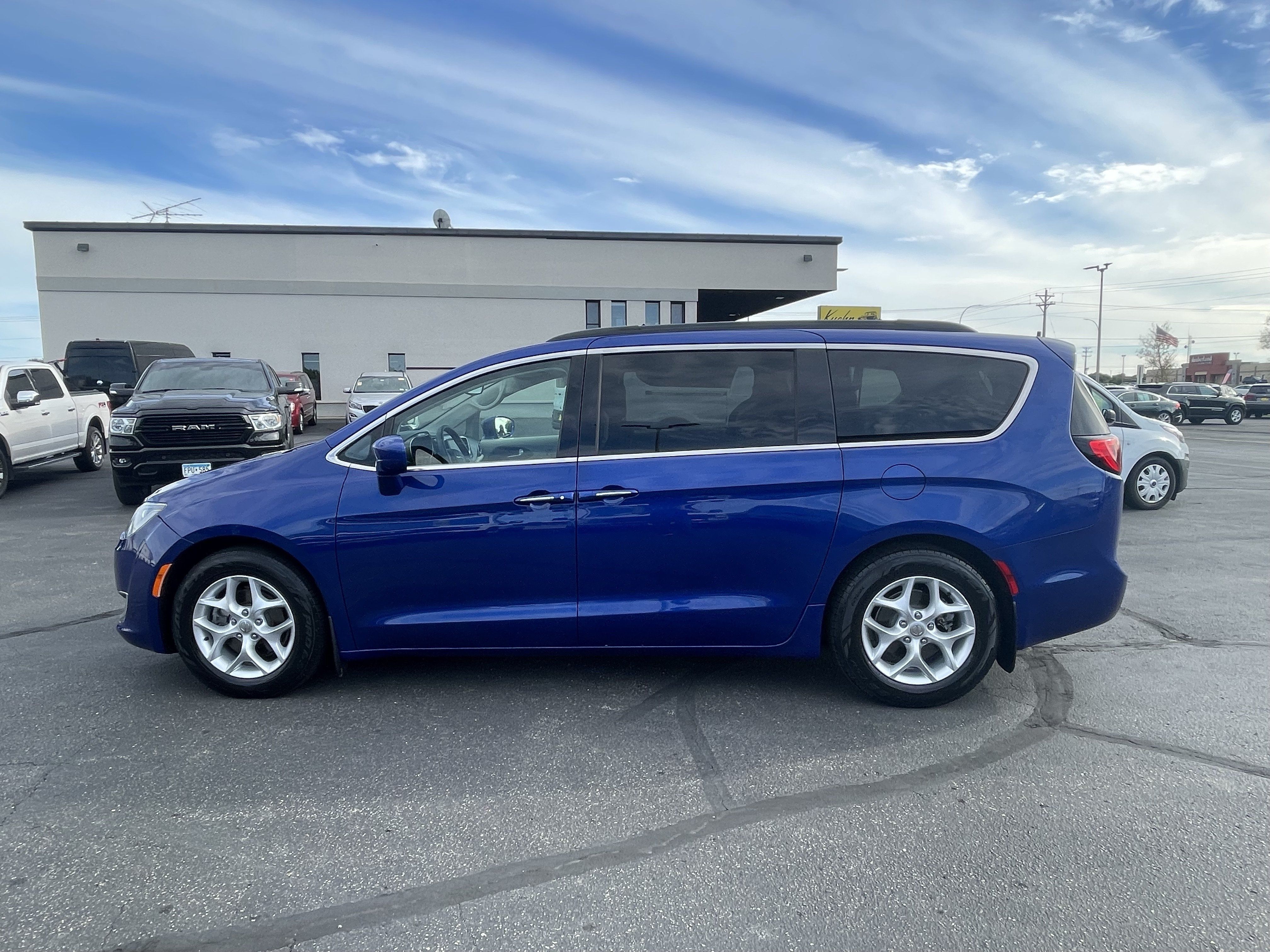 Used 2018 Chrysler Pacifica Touring Plus w/ Tire & Wheel Group FWD image 5