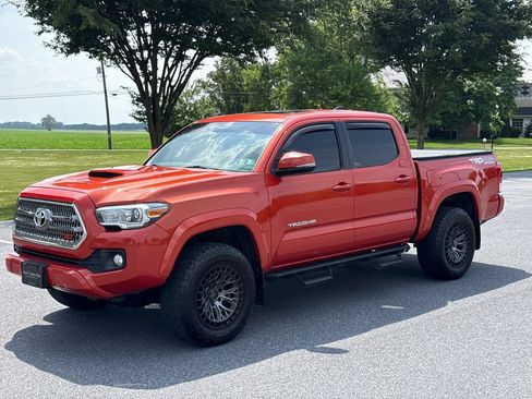 Used 2017 Toyota Tacoma TRD Sport w/ Premium & Technology Package AWD/4WD image 4