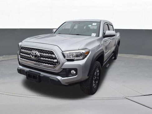 Used 2017 Toyota Tacoma TRD Off-Road image 2