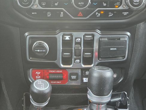 Used 2020 Jeep Wrangler Unlimited Rubicon w/ LED Lighting Group AWD/4WD image 16