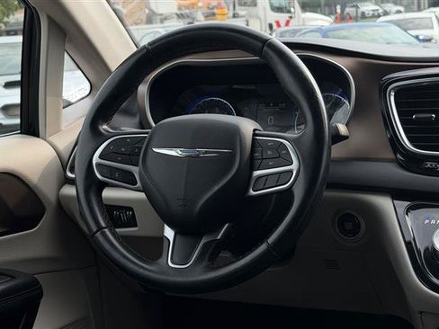 Used 2018 Chrysler Pacifica Touring-L FWD image 27
