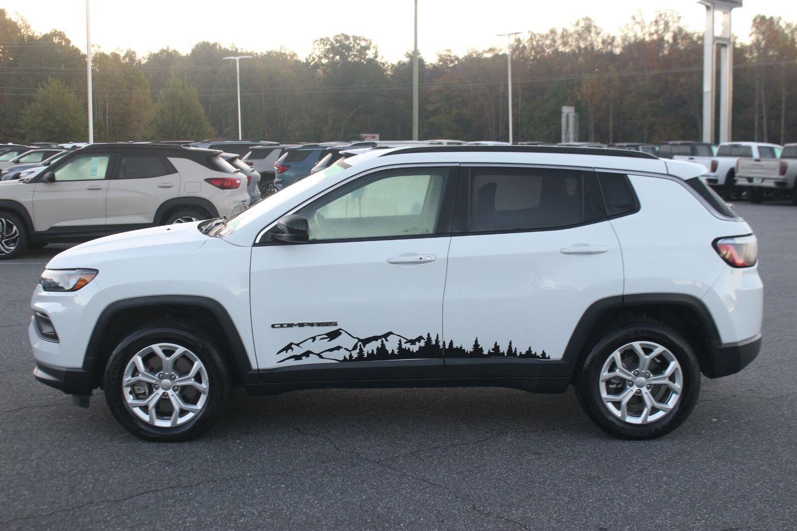 Used 2024 Jeep Compass Latitude AWD/4WD image 4