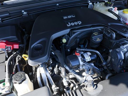 Used 2020 Jeep Wrangler Unlimited Sahara image 14