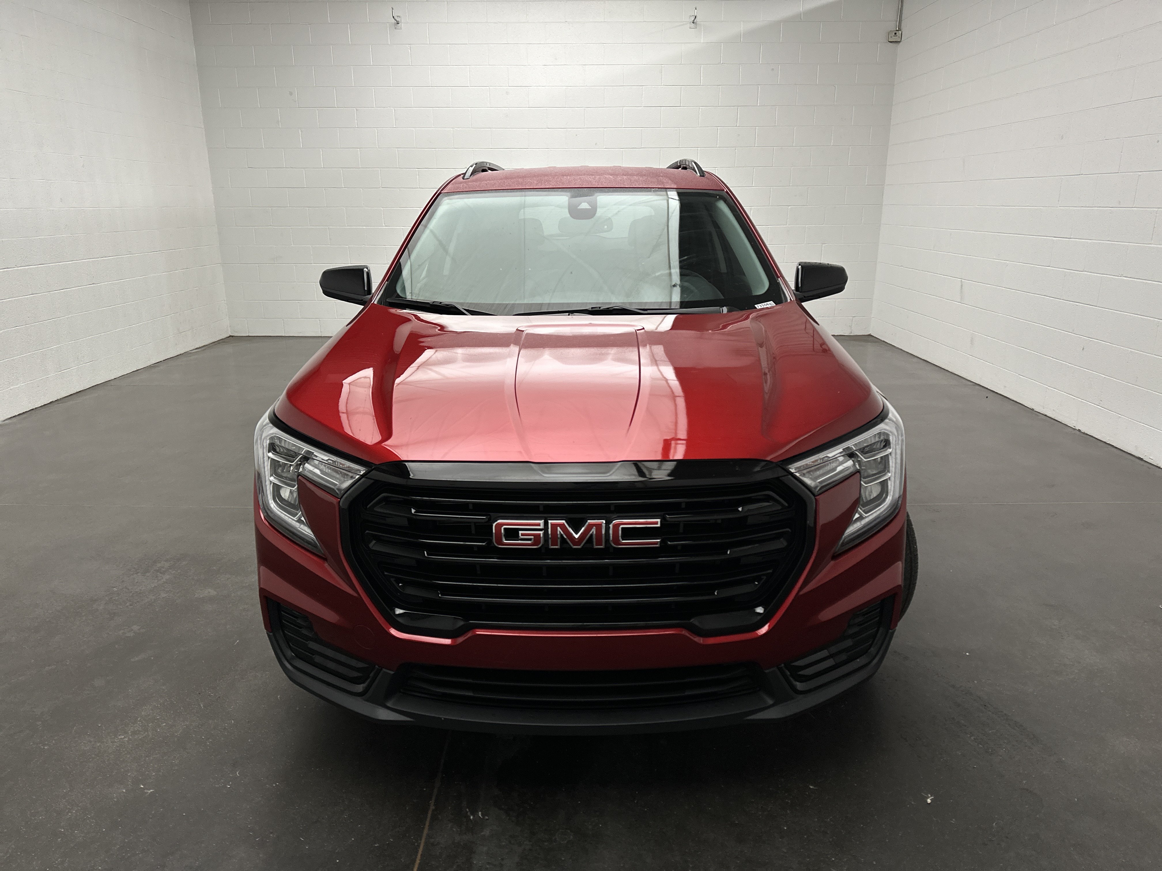 Used 2024 GMC Terrain SLE w/ Elevation Edition AWD/4WD image 3