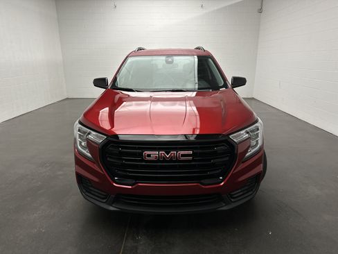 Used 2024 GMC Terrain SLE w/ Elevation Edition AWD/4WD image 3