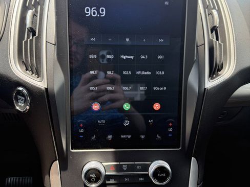 Used 2024 Ford Edge SEL image 7