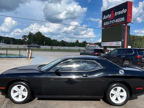 Used 2020 Dodge Challenger SXT RWD image 5