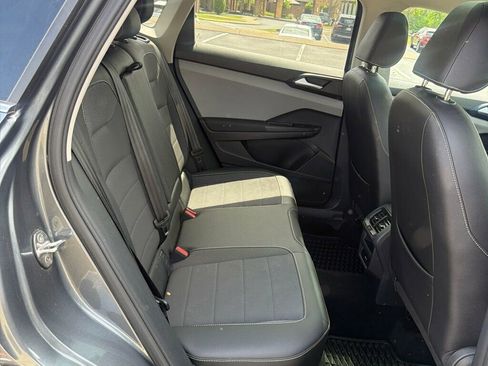 Used 2022 Volkswagen Taos SE w/ Panoramic Sunroof Package image 14