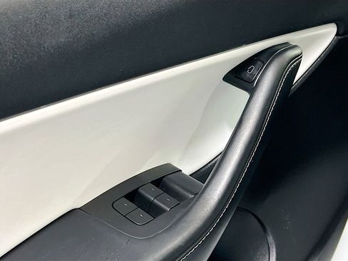 Used 2022 Tesla Model Y Long Range image 17