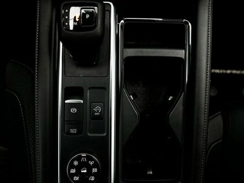 Used 2025 Nissan Pathfinder SV image 24