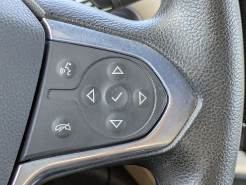 Used 2022 Chevrolet Traverse LS image 27