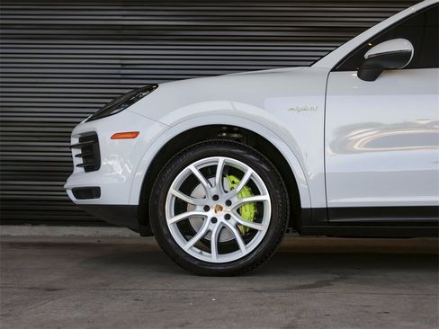 Certified 2023 Porsche Cayenne Platinum Edition image 13