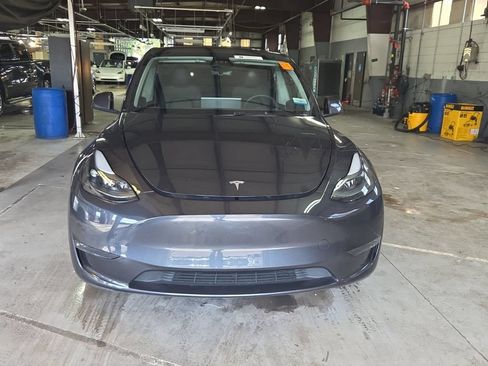 Used 2024 Tesla Model Y Long Range AWD/4WD image 2