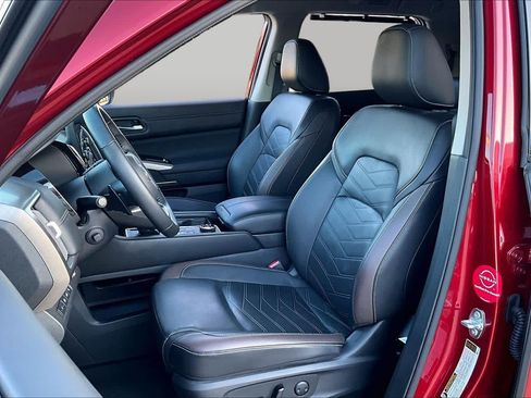 Certified 2024 Nissan Pathfinder Platinum w/ Cargo Package AWD/4WD image 7