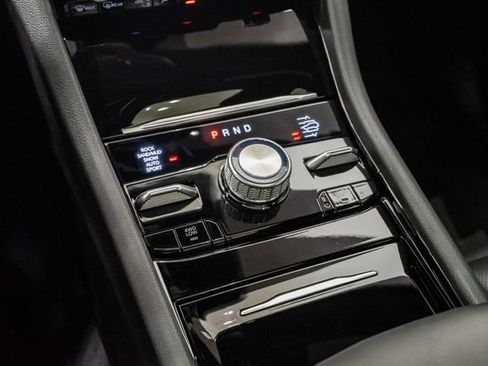 Certified 2022 Jeep Grand Cherokee Overland w/ Luxury Tech Group IV AWD/4WD image 28