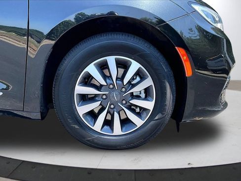 Used 2023 Chrysler Pacifica Limited FWD image 34