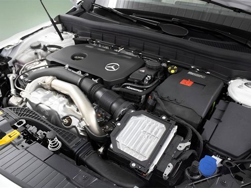 Used 2025 Mercedes-Benz GLB 250 image 34