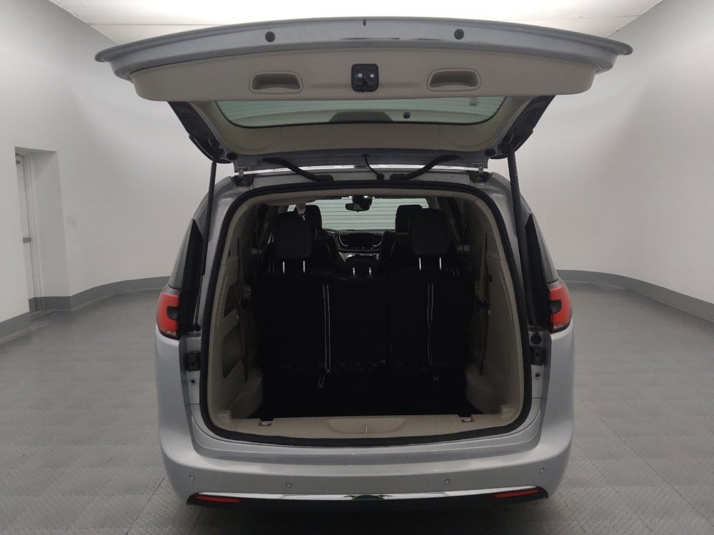 Used 2024 Chrysler Pacifica Touring-L FWD image 29