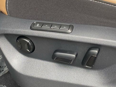 Used 2025 Volkswagen Atlas Cross Sport SEL R-Line image 11