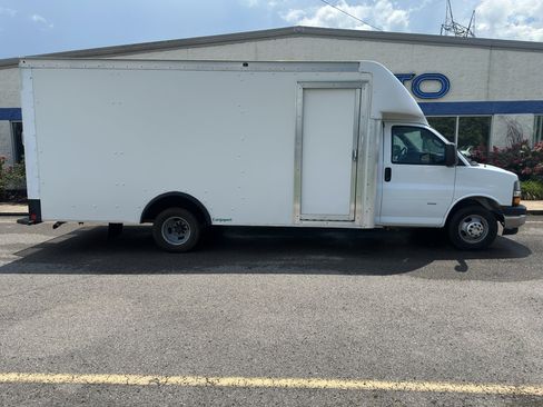 Used 2022 Chevrolet Express 3500 w/ Power Convenience Package RWD image 3