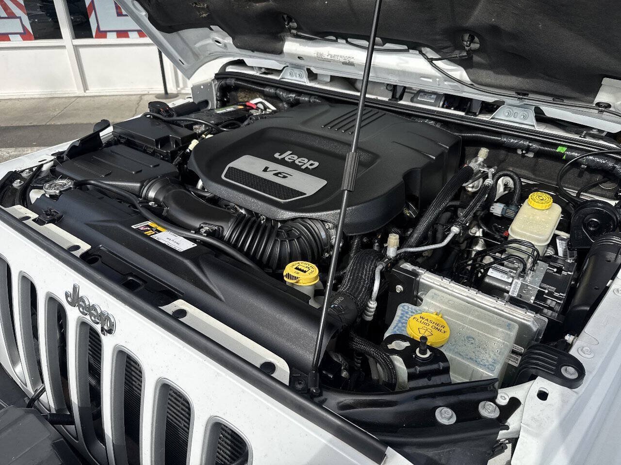 Used 2016 Jeep Wrangler Unlimited Sahara w/ Connectivity Group AWD/4WD image 14