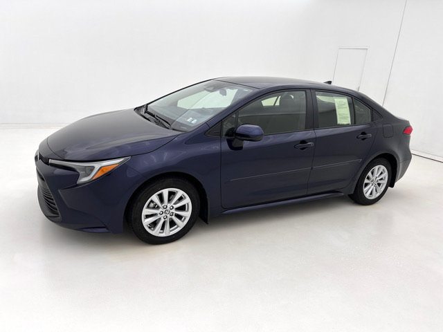 Used 2025 Toyota Corolla LE w/ LE Premium Package FWD image 5