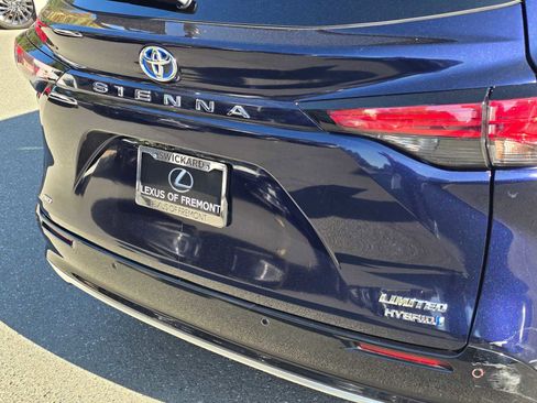 Used 2023 Toyota Sienna Limited image 15