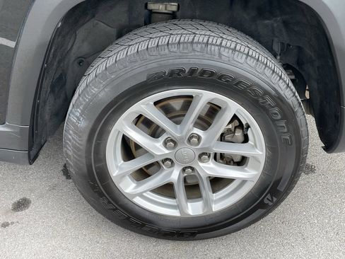 Used 2021 Jeep Grand Cherokee L Laredo w/ Luxury Tech Group I image 34