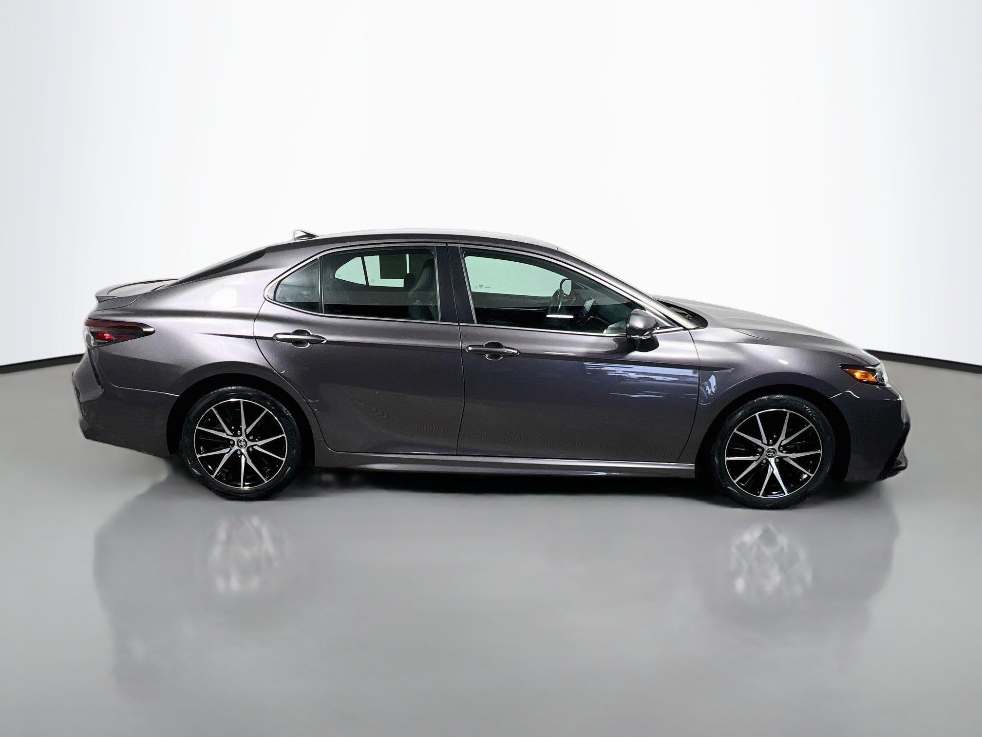 Used 2023 Toyota Camry SE FWD image 3