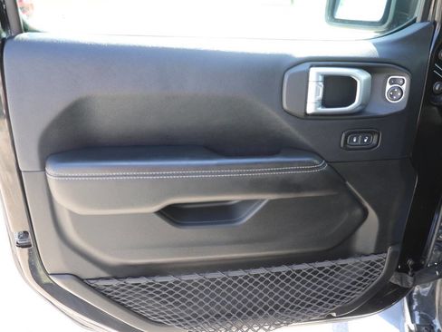 Used 2018 Jeep Wrangler Unlimited Sahara image 12