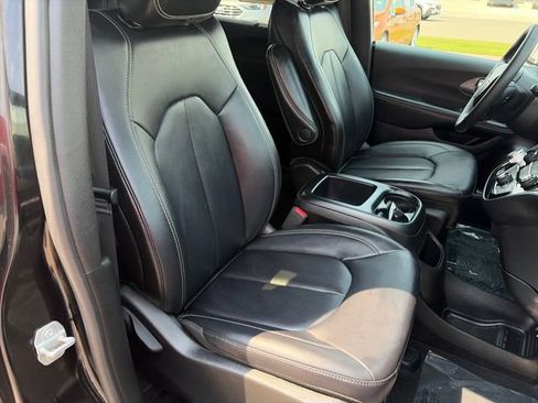 Used 2025 Chrysler Pacifica Select FWD image 37