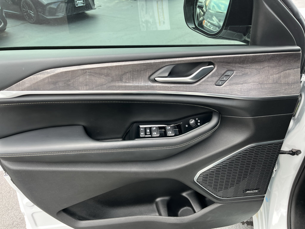 Used 2023 Jeep Grand Cherokee Overland RWD image 12