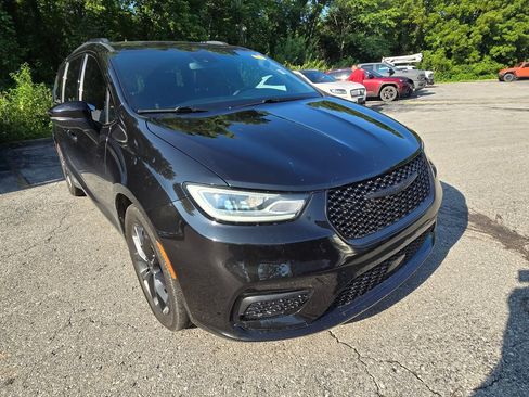Used 2023 Chrysler Pacifica Touring-L w/ S Appearance Package FWD image 11