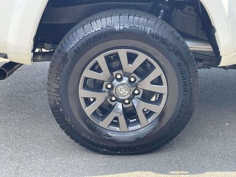 Used 2022 Toyota Tacoma SR5 w/ Technology Package RWD image 7