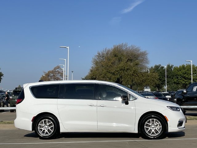Used 2024 Chrysler Pacifica Touring-L FWD image 3