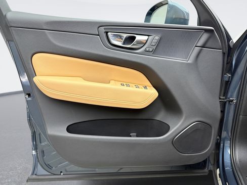 Used 2020 Volvo XC60 T5 Momentum w/ Protection Package Premier image 9