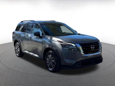 Used 2025 Nissan Pathfinder SV image 3