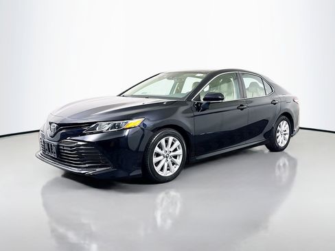 Used 2018 Toyota Camry LE w/ Convenience Package FWD image 4