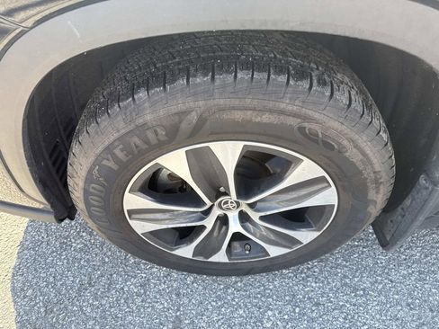 Certified 2020 Toyota Highlander XLE image 11