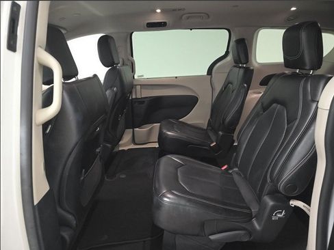 Used 2023 Chrysler Pacifica Touring-L FWD image 8