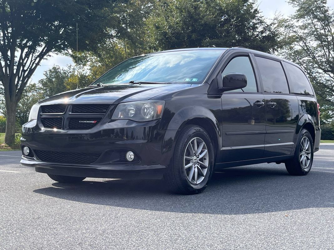 Used 2014 Dodge Grand Caravan R/T w/ Driver Convenience Group FWD image 4