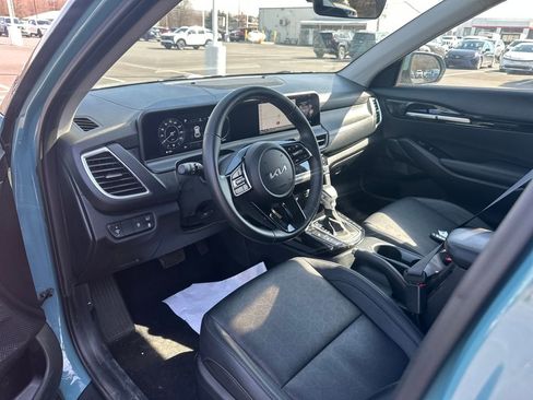 Used 2025 Kia Seltos EX image 9