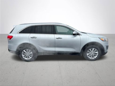 Used 2017 Kia Sorento LX w/ LX V6 Convenience Package image 6