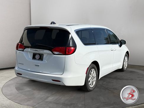 Used 2022 Chrysler Voyager LX FWD image 7