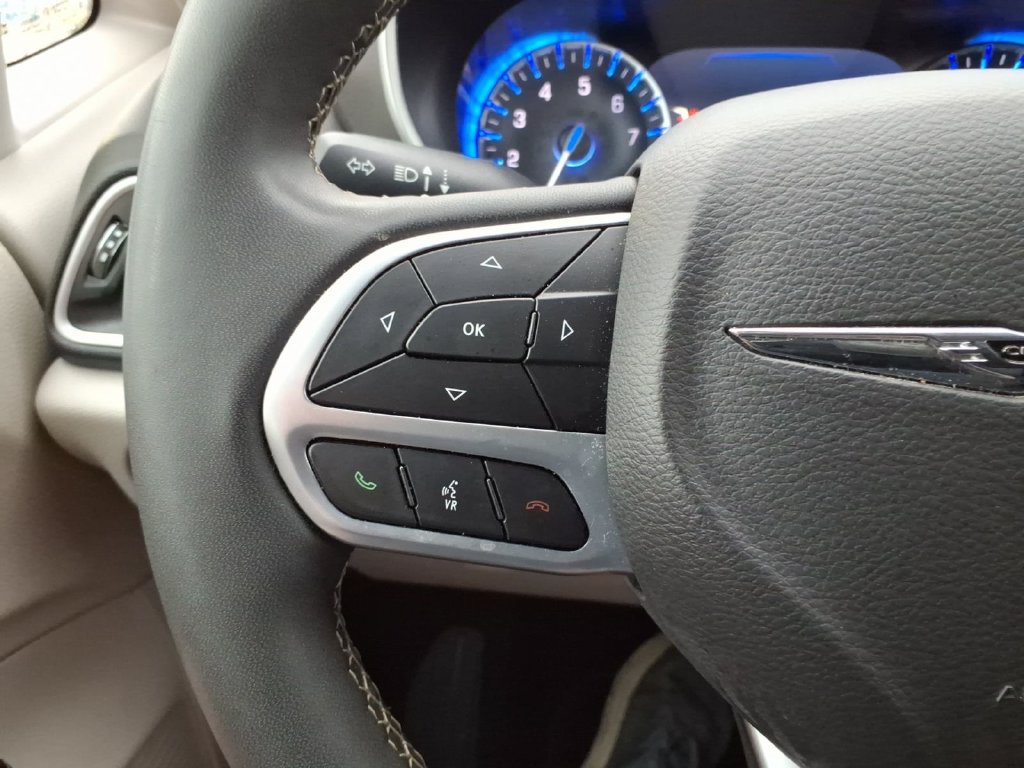 Certified 2024 Chrysler Pacifica Touring-L FWD image 18