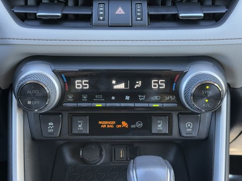 Used 2022 Toyota RAV4 XLE Premium image 23