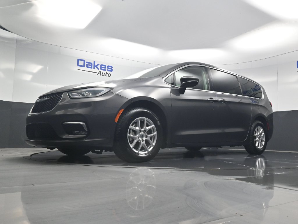 Used 2023 Chrysler Pacifica Touring-L FWD image 39