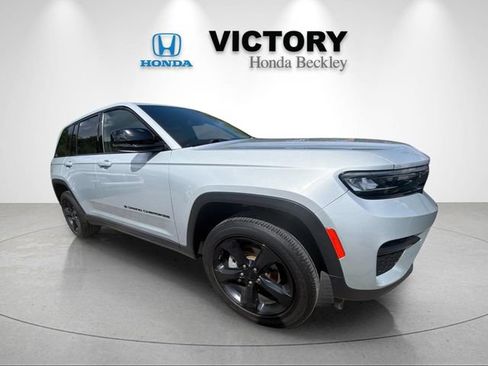 Used 2023 Jeep Grand Cherokee Altitude AWD/4WD image 7