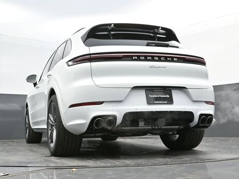 Certified 2025 Porsche Cayenne AWD/4WD image 40